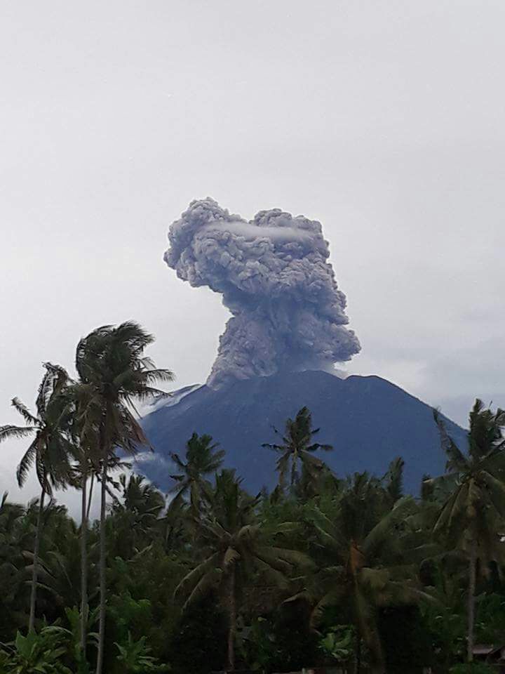 SkepticReview89's tweet photo. Update: Bali Volcano Erupts Again, Airport Still Operating Normally https://t.co/kR3jUebIQY via @SkepticReview89 #Balivolcano #mountagung #agungvolcano #GreatMountain https://t.co/OtwezXxwhN