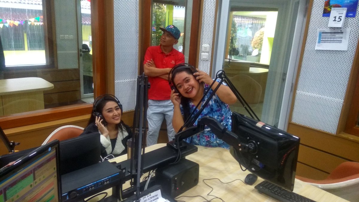 bensradio1062fm's tweet photo. Ngerumpi b/ @Mai_Shaka26 di #openhouse #BensCiputat @Pantuncecep @cablakbanget @iingz87 https://t.co/vU2V8c5bpj