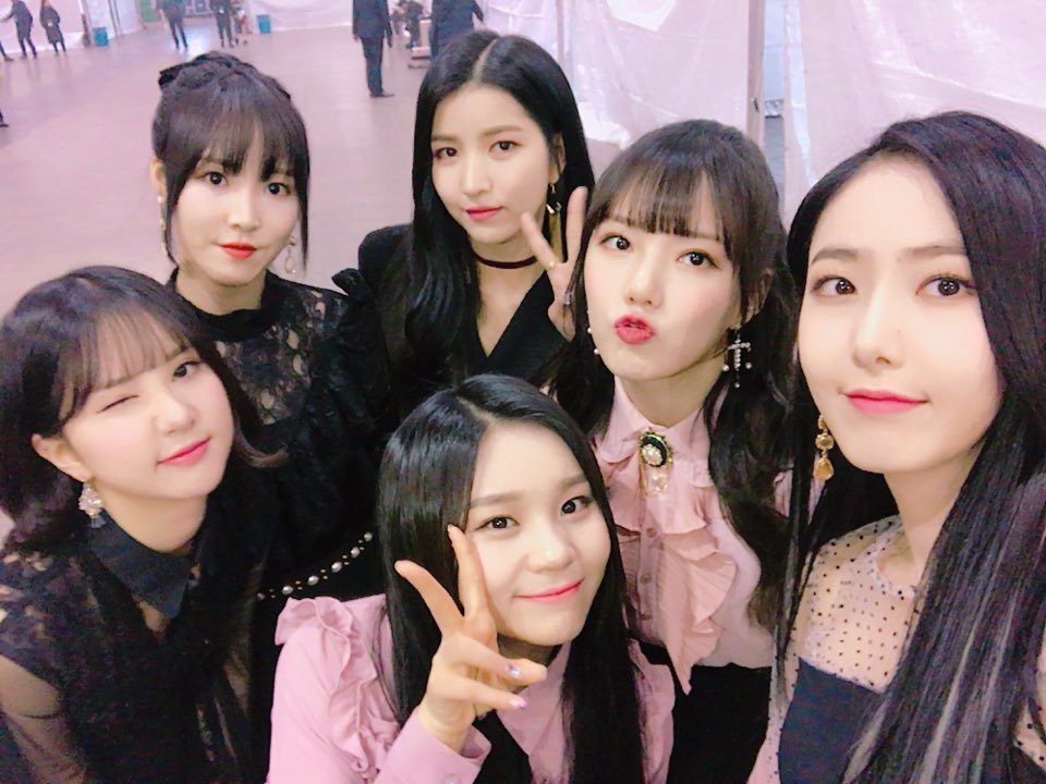 GFRIENDLovers's tweet photo. [PICS] 2018.01.10 GFRIEND via twitter.

''#GFRIEND boring wednesday😑 what are buddies doing?what? It's time for❗ #2018GDA #GoldenDisk Gonna watch it? That's the correct answer 😙 Be with GFriend and your fun meter will max out❣''  

#여자친구 #GFRIEND https://t.co/pxaNFDn068