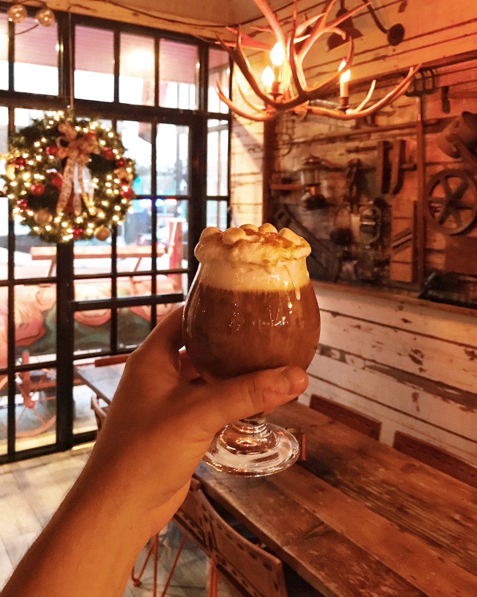 BarnandCompany's tweet photo. Cocktails perfect for a snowy forecast ❄️ 
___
#Chicago #LincolnPark #chicagofood #chicagobars #cocktails #cocktail https://t.co/HedQLSAfMa