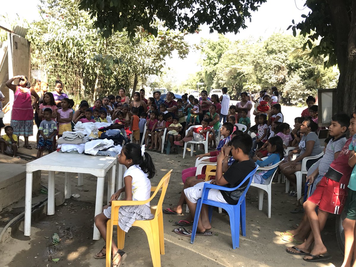 miIIazuu's tweet photo. Respondemos Al Cambio trabajando de lado de la ciudadanía, con compromiso y pasión por servir. 
Junto a la Comisaría Reyna García y el Arq. Eleazar Martinez, convivimos con habitantes de San Pedro Cacahuatepec en #Acapulco, a quienes refrende mi apoyo y aprecio siempre. #RAC #MB https://t.co/mX3CJp3npB