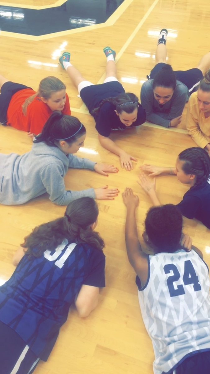 LOHSGirlsHoops's tweet photo. A great weekend of team building in the gym with our Varsity and 6th grade LOYTBA teams, and even better bonding afterwards when the girls cashed in their free tacos prize together! 🏀⚓️ #family https://t.co/im7Cz6WLgN