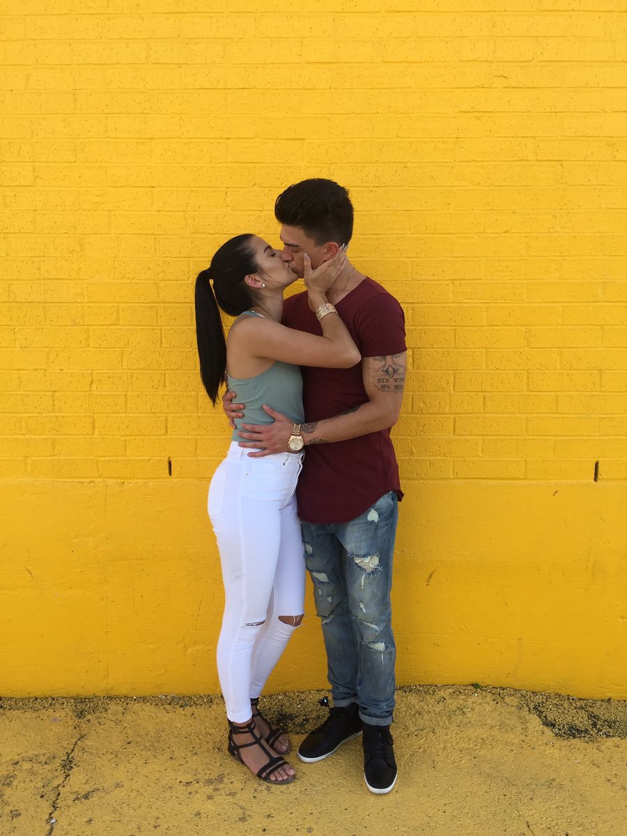 yellow is a happy color, and that's all i am when im with you <a href="/cllmedaddy_/">Cam</a> 💛