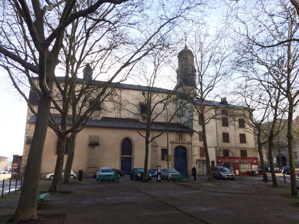 L’église Ste Marie, rarement ouverte, possède un retable baroque exceptionnel, avec dans son corps central une toile de Jean Restout : La présentation de la Vierge au Temple.
[Les photos 1 et 2 sont de la paroisse]