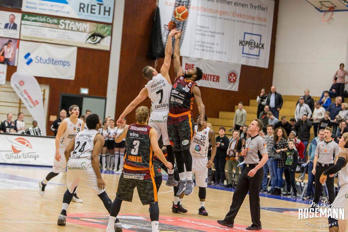 Weiterhin ungeschlagen im neuen Jahr. Wir gewinnen mit 74:70 gegen @Chemnitz99ers . Alles Infos dazu hier 👉 hebeisen-whitewings.de/2018/01/14/heb…
