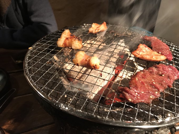 久しぶりに焼肉食べてるけど、七輪だとキャンプ気分味わえて二度美味しいって話ね 