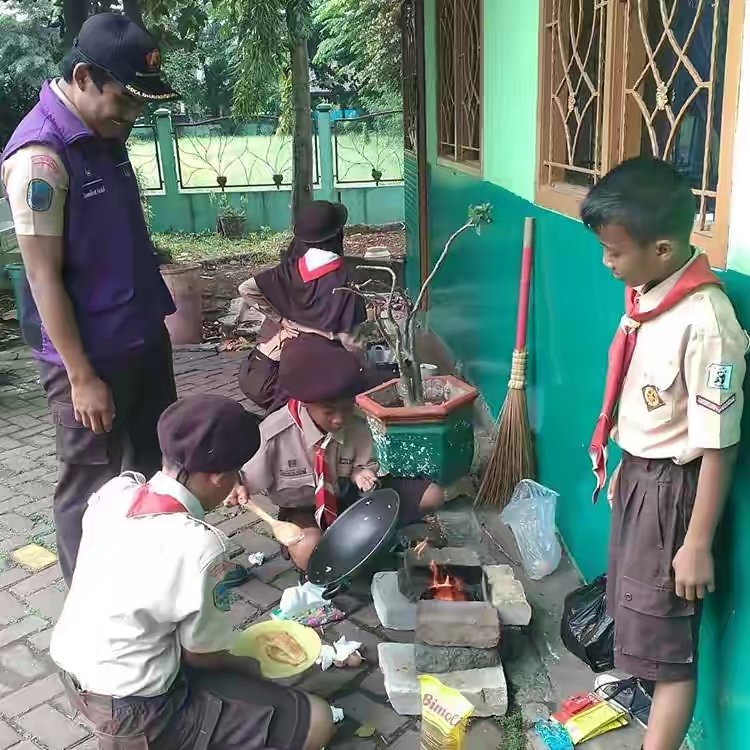 KwarranCakung's tweet photo. Selamat sore Kakak-kakak dan Adik-adik,,, 
Minggu kemarin, 14 Januari 2018 
Adik-adik Penggalang gudep 06-281 - 06-282 yang berpangkalan di SDN penggilingan 09 melaksanakan uji TKK memasak tingkat purwa,, 
Dan ini sedikit photo dari kegiatan itu,,,, https://t.co/cbPZplgM33