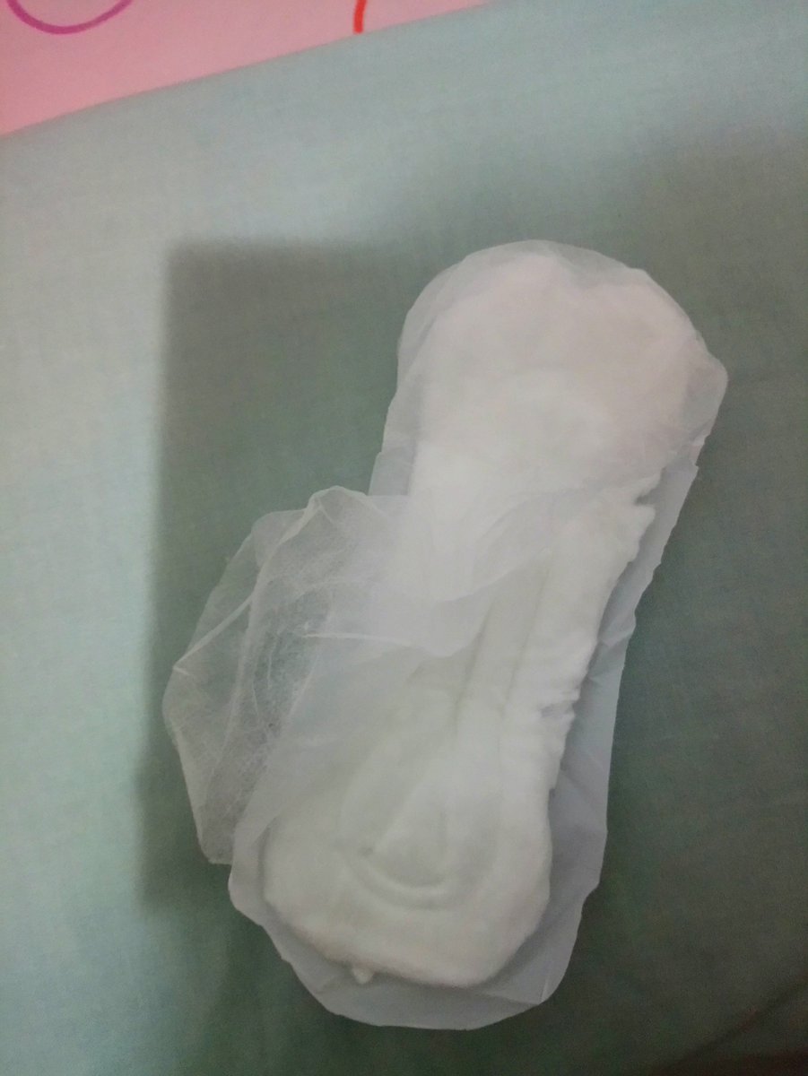 CariFabiani's tweet photo. @KotexArgentina compre esto que llaman toallitas femeninas en MDQ, ES vergonzoso, es inutilizable, es repudiable q vendan y pretendan q usemos esto. Dice con alas, y viene esto, no se si son truchas o que es!!!! https://t.co/ykxBT2z20u
