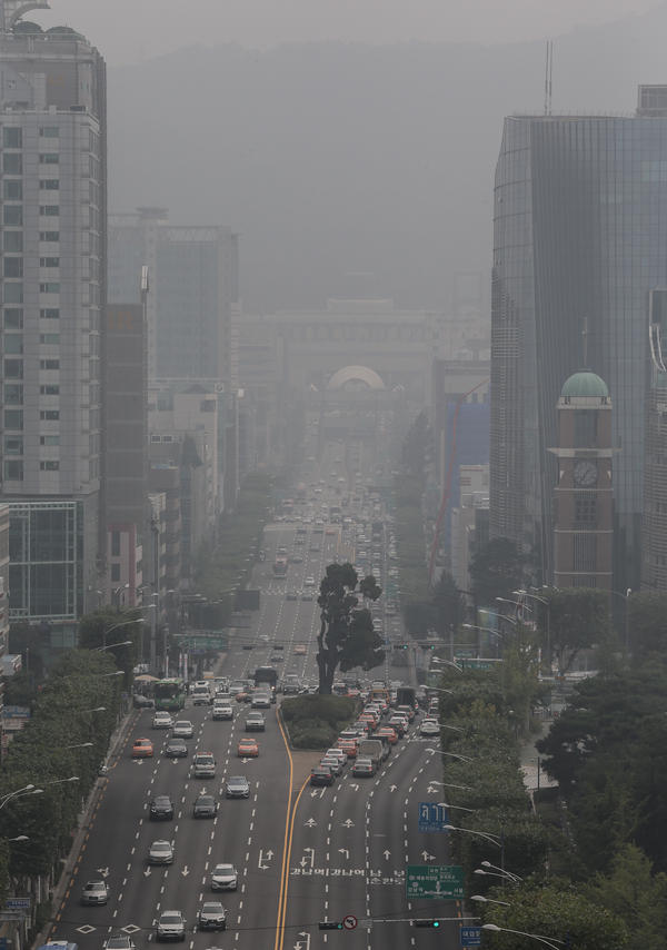 서울시민 여러분들
축하 축하를 드립니다
오늘 박원숭이가 미세먼지로 대중교통 공짜를 하여 하루에 50억을 날렸다네요
중국에서 80% 미세 먼지가 날아 오는데 중국에게 한마디도 못하고
국민 세금을 하루에 50억 날렸는데 미세먼지 날아올때 마다 50억씩 뿌리네요
변학도 보다 못한 박원순 추카해요