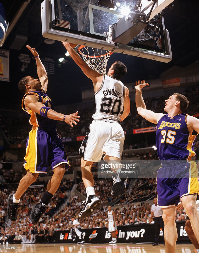 InfoManu's tweet image. Nos levantamos tempranito y nos damos cuenta que estamos en el último día de votación y los votos valen doble, vamos a ver cuantos sumamos con esta foto retro. #NBAVote Manu Ginobili