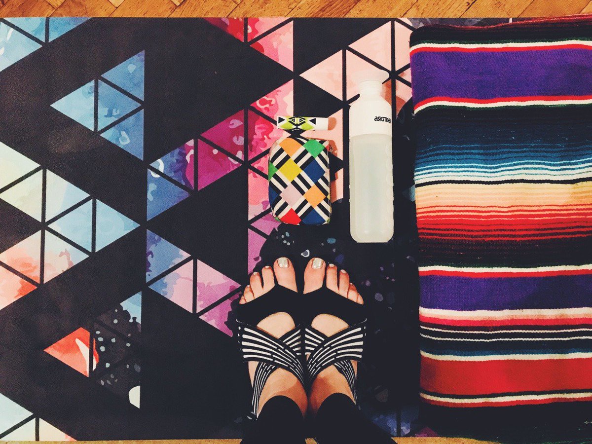 fredbutlerstyle's tweet image. A snap of @sweatandsound ’s latest secret immersive “Aurora” yoga &amp;amp; meditation event, accompanied with a live orchestra performance,  projections of star constellations and new pattern mats by Melt Yoga runningrainbowworld.tumblr.com/post/169729234…  #sweatandsound #empoweredmoments @TeamEverySecond