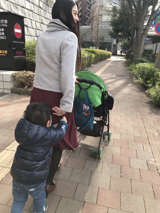 お友達の子供が、めぐりのスカート引っ張って遊んでくるぅ〜(*&acute;Д｀*)  悪い遊びはまだ覚えちゃダメだぞ〜〜ぅ(￣▽￣)笑  スカートめくりはまだ早いね(￣▽￣) https://t.co/2Q3Fh