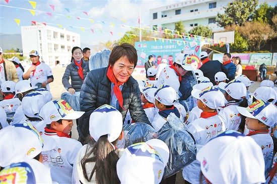 人民中国雑誌社 大改造 劇的ビフォーアフター に出演する建築家 本間貴史 さんが昨年12月12日 雲南省富民県散旦鎮にある漢営小学校を訪問し 小学生を前に 将来住みたい家 をテーマに