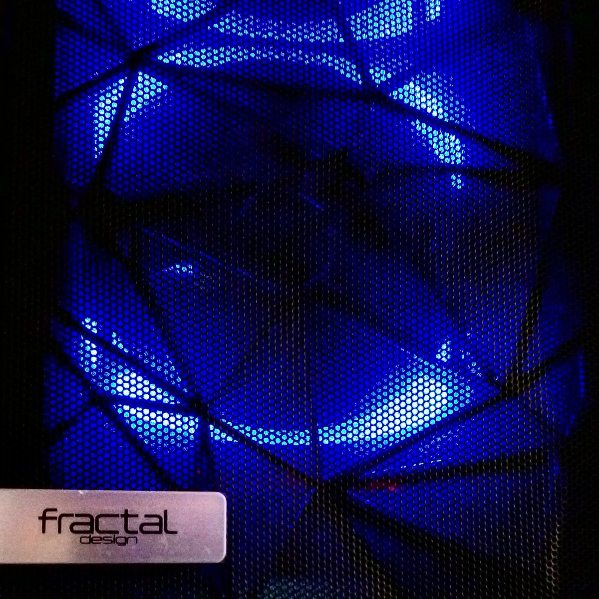 badseedtech's tweet photo. Late night building in the exceptional @FractalDesignNA #meshifyc 🌊🌊🌊
Love my @bequietofficial #DarkRockPro3 but may need to go #SilentLoop to open up the compartment a bit. https://t.co/lNCv2PVDcF