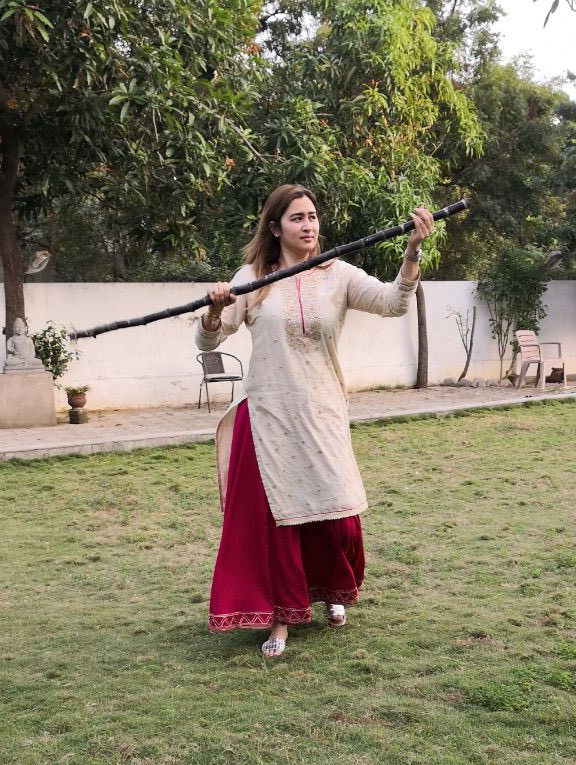 Guttajwala's tweet photo. Happy Sankranthi...may this year be more prosperous and filled with lot of happiness!! #pongalfun😌😁 #ateloadsofsugarcane #mustthankthephotographer #candidphotos #festivitiesforeveryone https://t.co/3rXDbJgf3i