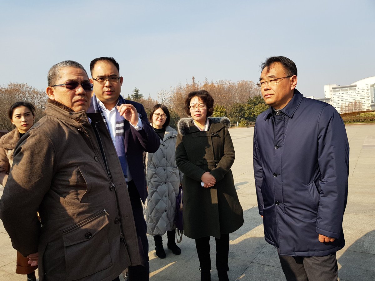 Lawatan jln konkrit 3.2 km di Bandaraya Suqian dibina >20 tahun &amp; masih bertahan tanpa senggaraan.Ketebalan 18 inci dgn 3 lapisan besi BRC di Hongzehu Rd menghubungkan Timur &amp; Barat Bandar <a href="/PetraJayaMP/">Fadillah Yusof 🇲🇾</a> &amp; peg China Pacific Const Grp &amp; CityHall bergambar membelakangi Bgn City Hall