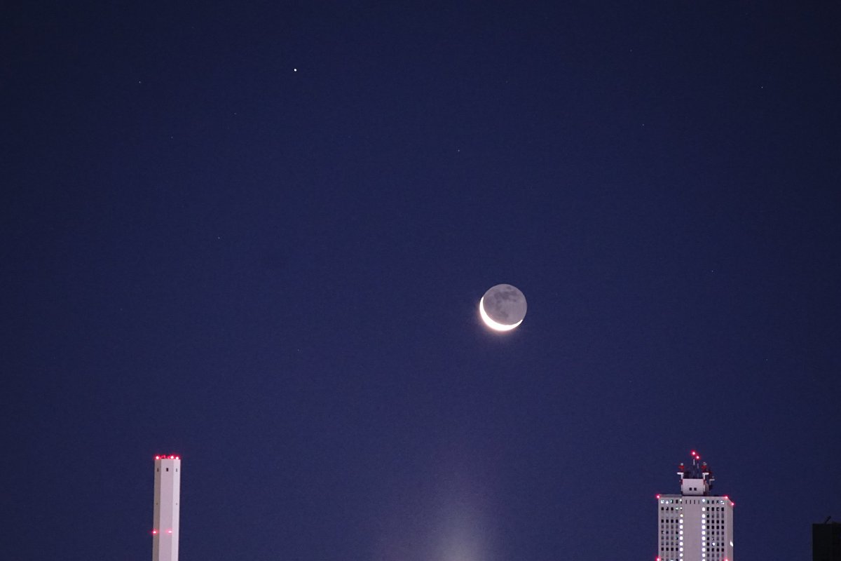 senknys's tweet photo. 夜明け前の有明月の昇り方♬*
#写真が好きな人と繋がりたい 
#空がある風景 #mysky 
#写真の広場 #月がきれい https://t.co/0funxV6LZx