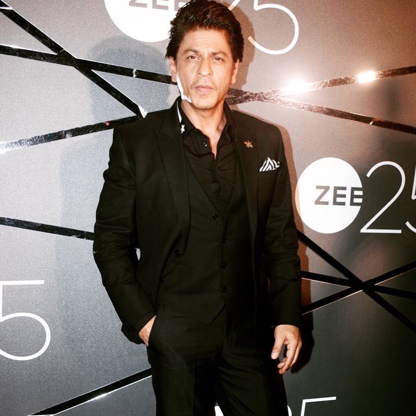 SRKUniverseNP's tweet photo. Shah Rukh Khan looking cool at the #Zee25 party last Saturday 😍 https://t.co/LKQKxOAK6F