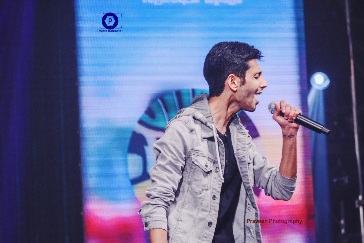 bpraveenbabu96's tweet image. Anirudh live 🔥❤️ @anirudhofficial 
My clicks from #TSKPreReleaseEvent #ThaanaSerndhaKoottam 
@SSMusicTweet