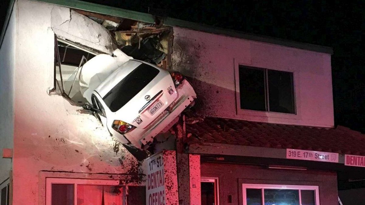 MediasetTgcom24's tweet photo. California, auto a folle velocità prende il volo e resta incastrata nell'edifico #SantaAna https://t.co/843b7XaZXl https://t.co/aNBuLAOpD5