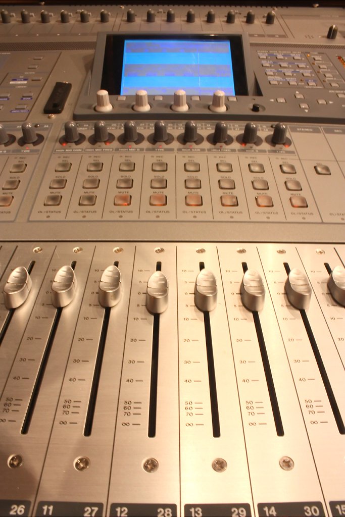SoundhouseStud's tweet photo. A slice of mix ? 💥 J'en reprendrai bien une tranche ! 🎤🎧
#mixing #soundhousestudio #mixingdesk #producer #music https://t.co/rrBBuJvxB5