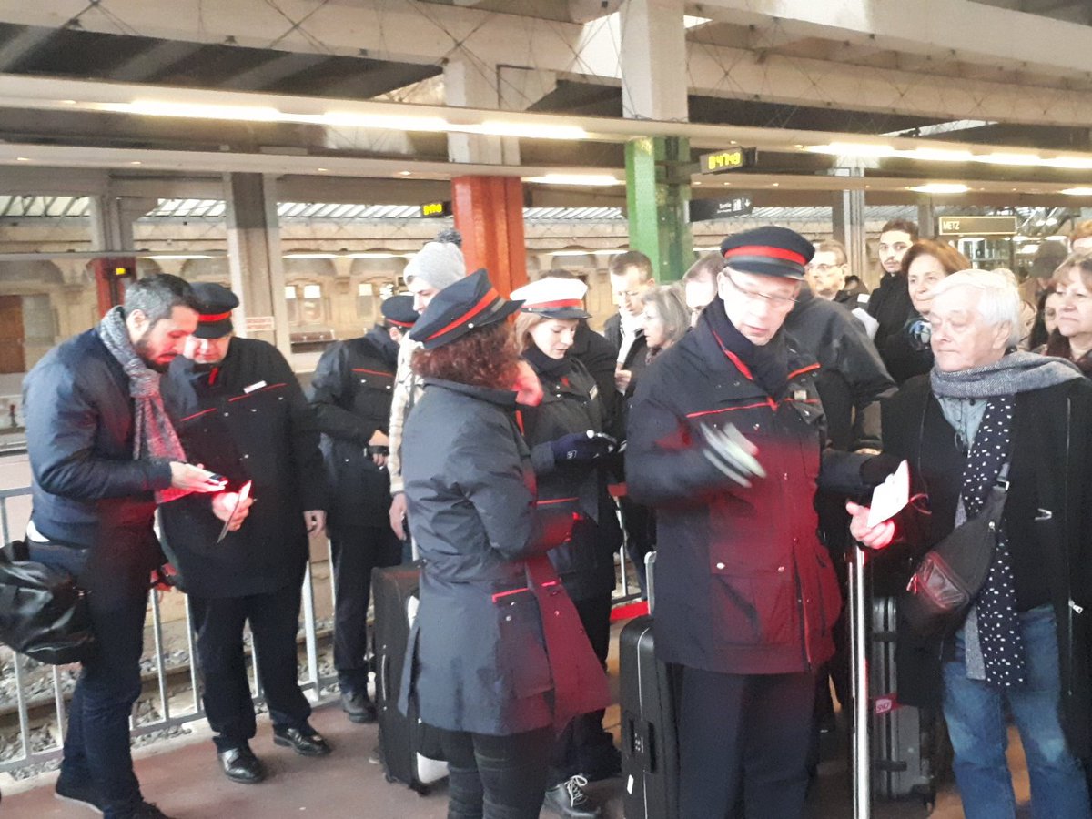 AdrienPageot's tweet photo. Metz 8h56 Jour spécial : Lancement des embarquements TGV avec le nouvel appareil #COSMO #SNCF https://t.co/ZHV7FElNsp