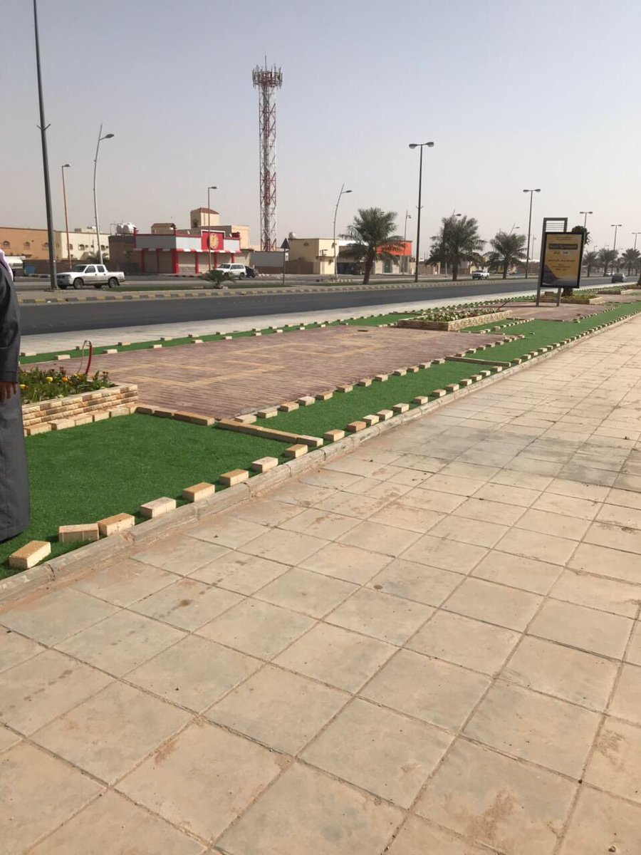 HFR_AJL's tweet photo. تكثف بلدية #حفر_الباطن جهودها ممثلة بإدارة المشاريع واستمرارها بتحسين وتجميل مداخل المحافظة من صيانة للثيل الصناعي ووضع أحواض للزهور وطلاء وصيانة الأرصفة حفاظاً منها على تطوير وتحسين المداخل . https://t.co/EmsKVBi37d