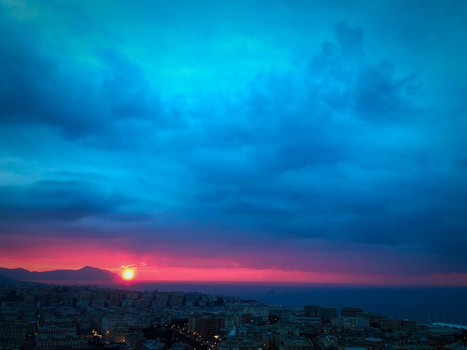 Tweetty84's tweet photo. "L’aurora è il tentativo del volto celeste di simulare, per noi  l’Inconsapevolezza della perfezione" (Emily Dickinson)

Vantaggi di lavorare all'alba con il fotografo Andrea Benegiamo 
#albasugenova #lavorareallalba #albaaterrazzacolombo https://t.co/VTavC2aXo3
