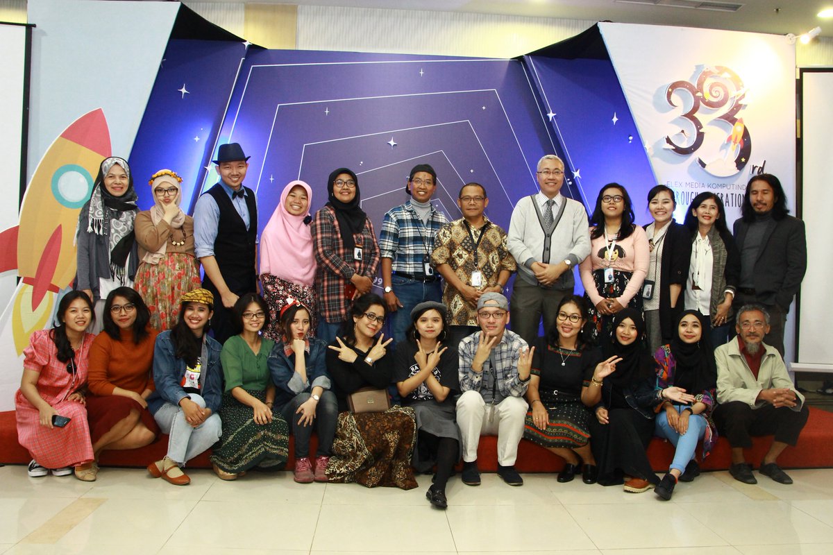 elexmedia's tweet photo. Tim editor buku non-fiksi Elex Media :)
#Elex33 #throughgenerations #ElexParty #15012018 https://t.co/wUql91v4zc