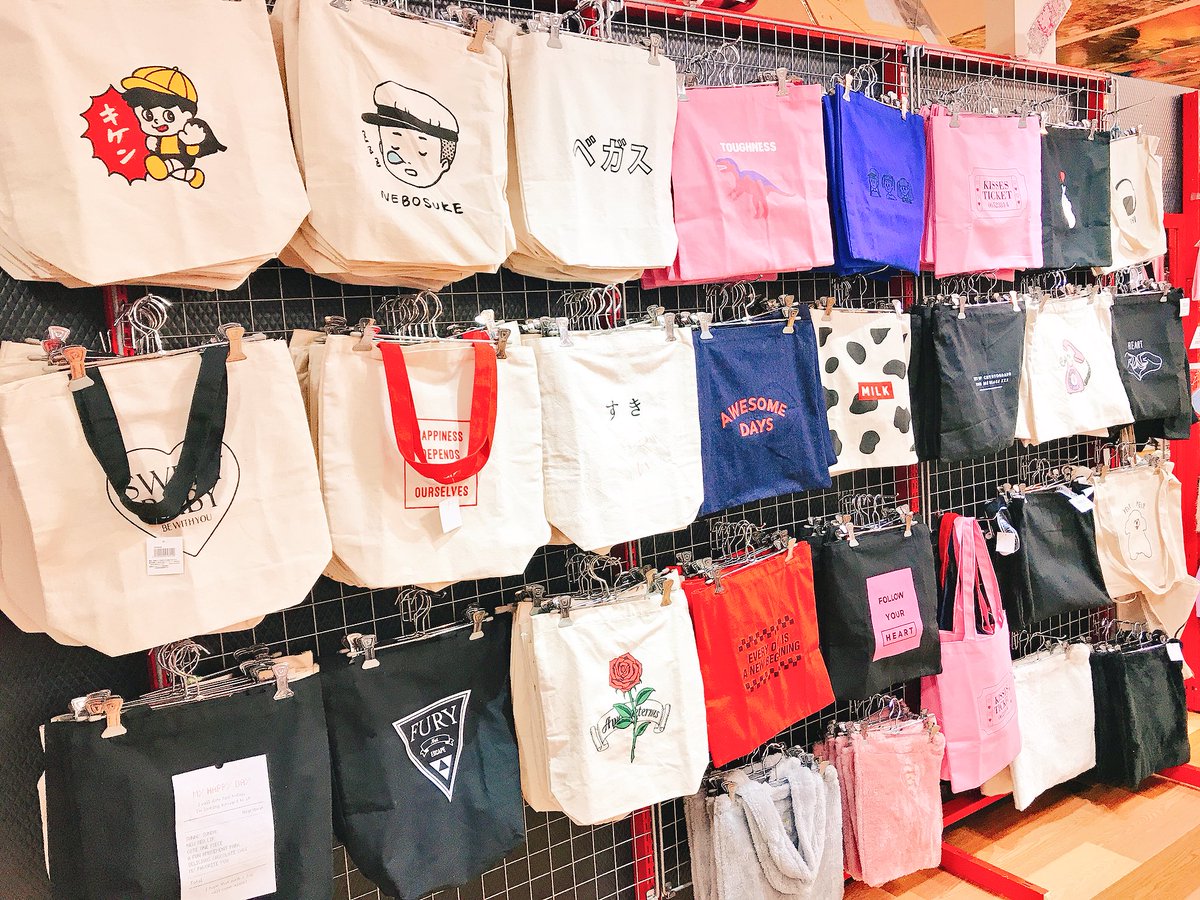 サンキューマートセントシティ北九州店 サンキューマートのトートバッグ 柄もデザインも豊富にあります ショルダートートなどヒモの長さも種類によって違うので お好みのものを見つけてくださいね 通勤通学旅行に是非使って下さい もちろん全品390円