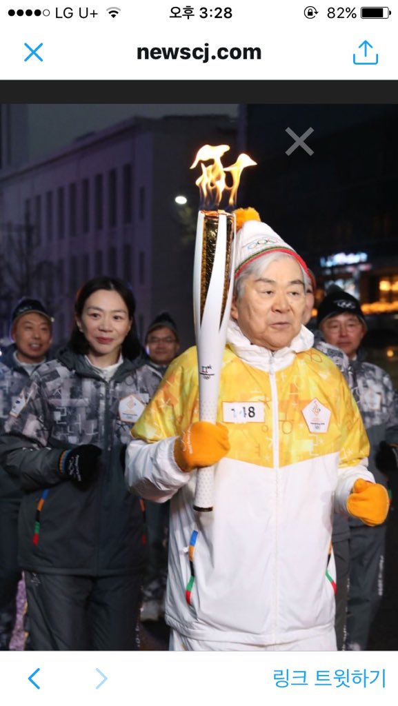 조양호 조현아 부녀가
평창올림픽 성화봉송했다
저들은 국민들이 붕어인줄 아나
부모는 회삿돈 30억 빼돌려
집공사해서 기소된 상태고
딸은 아시다시피 땅콩회항사건의
주역이다
그런자들이 주인행세하는건
재벌들은 법위에 있다는
증거인가
더군다나 피해자인 박창진사무장은
아직도 고통속에 있건만.
