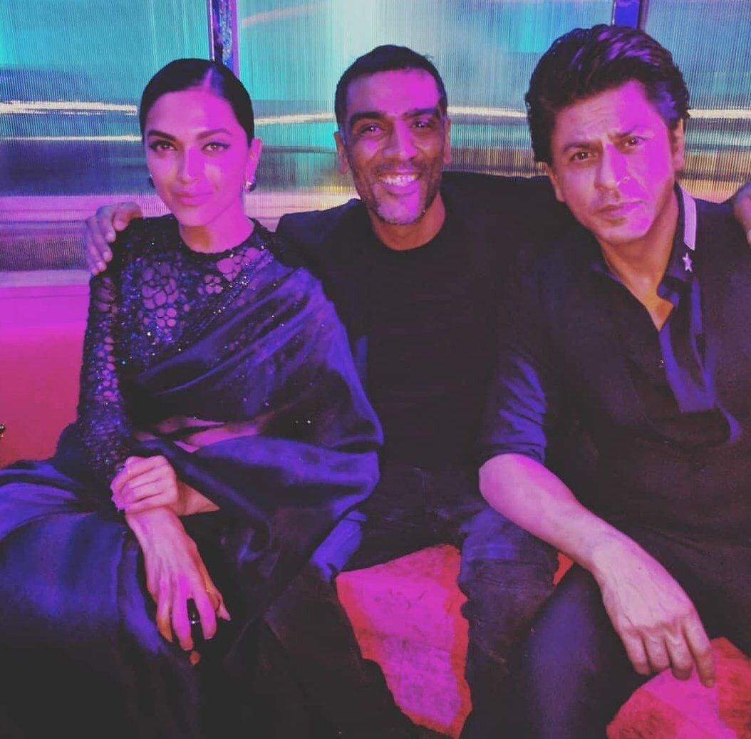 SRKUniverseMsia's tweet photo. The most handsome Shah Rukh Khan & the gorgeous Deepika Padukone took a pic together at the #Zee25 party last weekend 😍
•••
@iamsrk yang kacak & @deepikapadukone yang jelita bergambar bersama semasa parti Zee hujung minggu lepas https://t.co/zgIVeypNCT