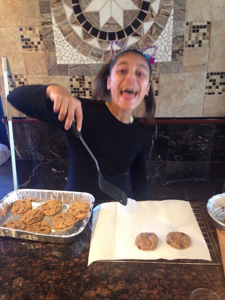 Stiletto2Pointe's tweet photo. TEE: vegan cookies :1 tsp egg replacer, 2 TBS warm water, mix. Add 1 cup brown sugar, mix. Add 1.5 cups pastry flour, 1tsp baking powder add 6 tablespoons soft vegan butter to egg replacer!!, 1 tsp vanilla essence, .5 tsp cinnamon and 3/4 cup vegan dark chocolate chips. Mix Spoon https://t.co/0A5SwsH1v1