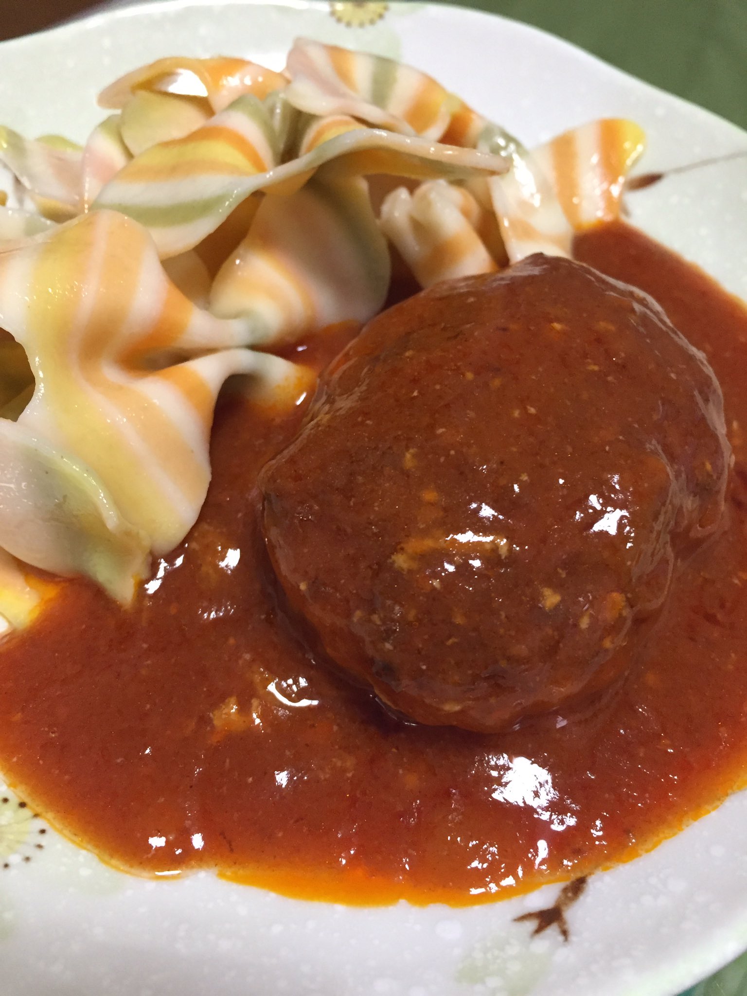 Pomme D Amour Pa Twitter 今夜は煮込みハンバーグ 付け合わせのパスタは昨年日暮里のイタリアンのお店で購入したもの 賞味期限切れちゃったから シェフに見つかると怒られそう 大事に取っておき過ぎた ハンバーグは小さいサイズで 夕食
