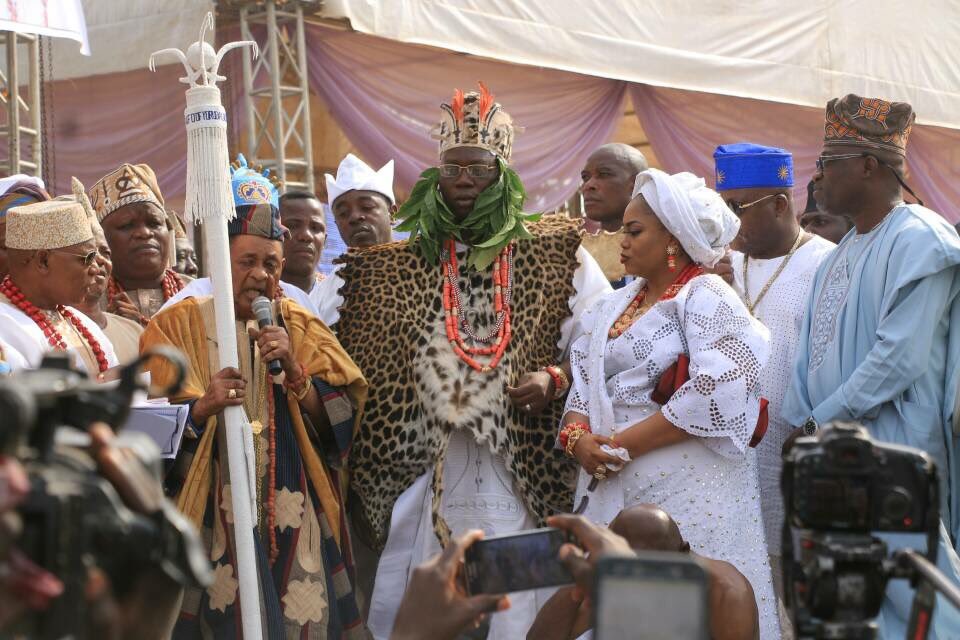 Opetuyii's tweet photo. Images from the installation of Otunba Gani Adams as the 15th Aare Onakakanfo of Yorubaland. 
@AAAjimobi @oyostategovt https://t.co/d7T5gLCBQQ