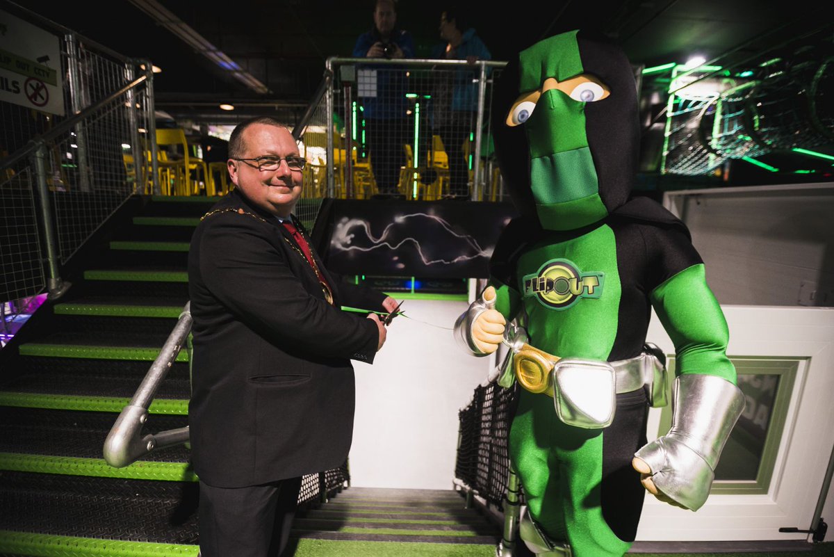flipbasingstoke's tweet photo. 💚 🎈 @FlipOut Basingstoke​ IS NOW OPEN! The Mayor cut the tape  officially opening the park &amp; marking the 20th #FlipOut to open! 😍 BOOK NOW until half term (Feb 10th) &amp; receive a FREE return voucher for a 1 hr session worth £9.95!: 👉 https://t.co/IfGaqIkgPM #FestivalPlace https://t.co/tUfeDRfTKI