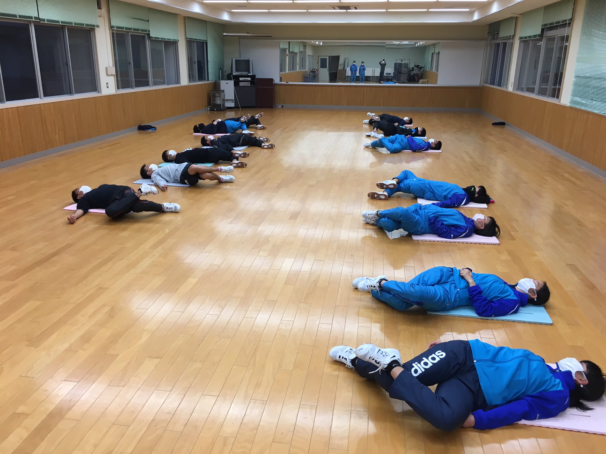 تويتر 五島高校陸上部 على تويتر 1月15日 月 短距離ブロック 今日は積極的休養日 ハードルで股関節周りのストレッチ後 二人組でマッサージ その後軽くストレッチで終了 チーム内でインフルエンザが出てしまったため 今日は全員マスクです T Co
