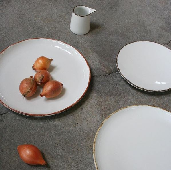 Like the Rustic look? This #Figgjo customized decor technique is available on all of their products and possible to get in 32 different colours! See them today at #Table18 Stand: T-107  #norwegianmade figgjonorway #tabletop bit.ly/2CVytIh