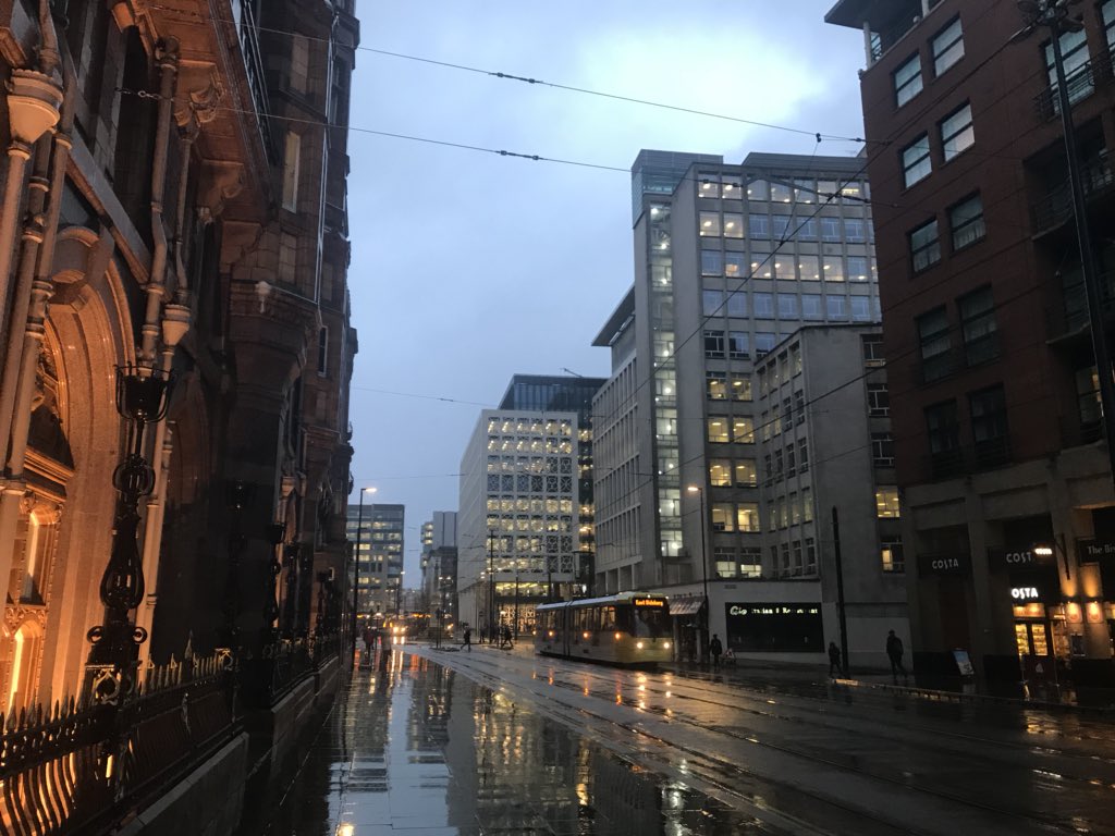 hiurbanwanderer's tweet photo. What a stunning start to the week! I got out nice and early in the darkness and rain to get my #morningmiles #reversecommute #onehouroutside and it was gorgeous! Raindrops on my face, wind in my hair, bird song around me a glistening puddles. Could you #makeyourcommutecount too? https://t.co/xT0eSXWCec