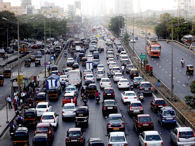 news24tvchannel's tweet photo. 20 लाख से 32 लाख, मुंबई में 5 साल में बढीं 56% गाड़ियां #mumbai #vehicles #32lakh https://t.co/O7kNuyRxQ6 https://t.co/jWo4EnzAIq