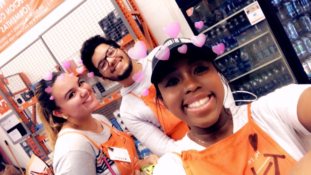 ShaynaPenson's tweet photo. Selfies from my cashiers to start my day 🙂 #207 #FrontEndLove #AwesomeTeam #ProudDH https://t.co/RMgntKsYli