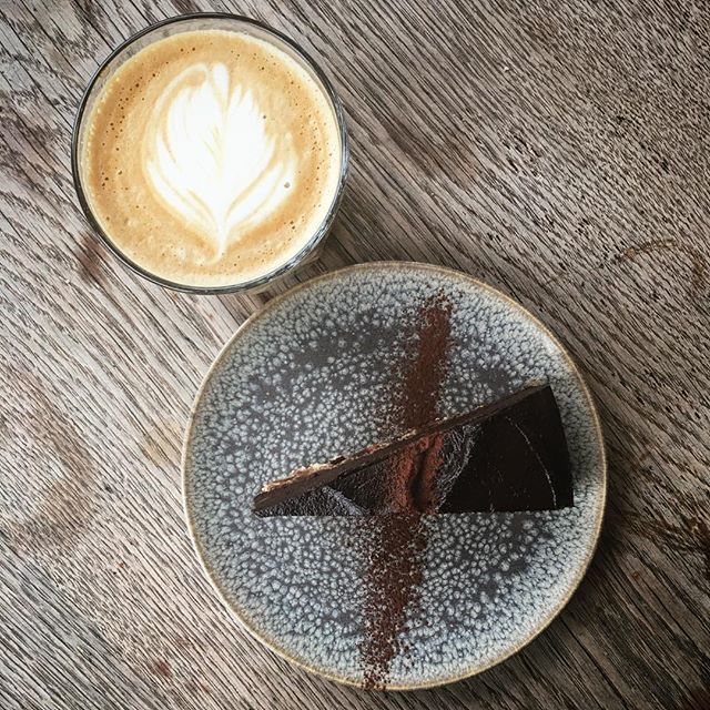 Almost too pretty eat... almost 😋 #SupportSE1  RT:  @CrolandCocoffeeHomemade Raw Vegan Avo Chocolate Gluten Free Cake. Covering all the bases for January!
#rawvegan #vegan #avocado #glutenfreevegan #coffeeshop #bermondsey ift.tt/2D4mgnV