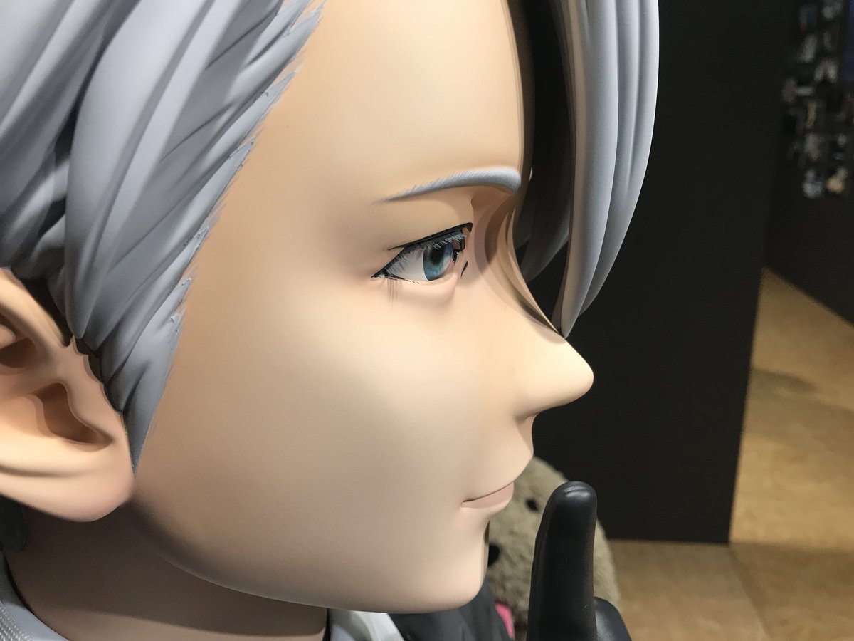 野原のん Na Twitteru 旦那とデートという名目の元 ユーリ展行ってきたの ヴィクトルのフサフサまつ毛を写真に収めたくて必死に斜めの角度からケータイ構えて等身大フィギュアににじり寄ってたら真剣に気持ち悪いと言われたよ 引くな これがお前の嫁 オタクの姿