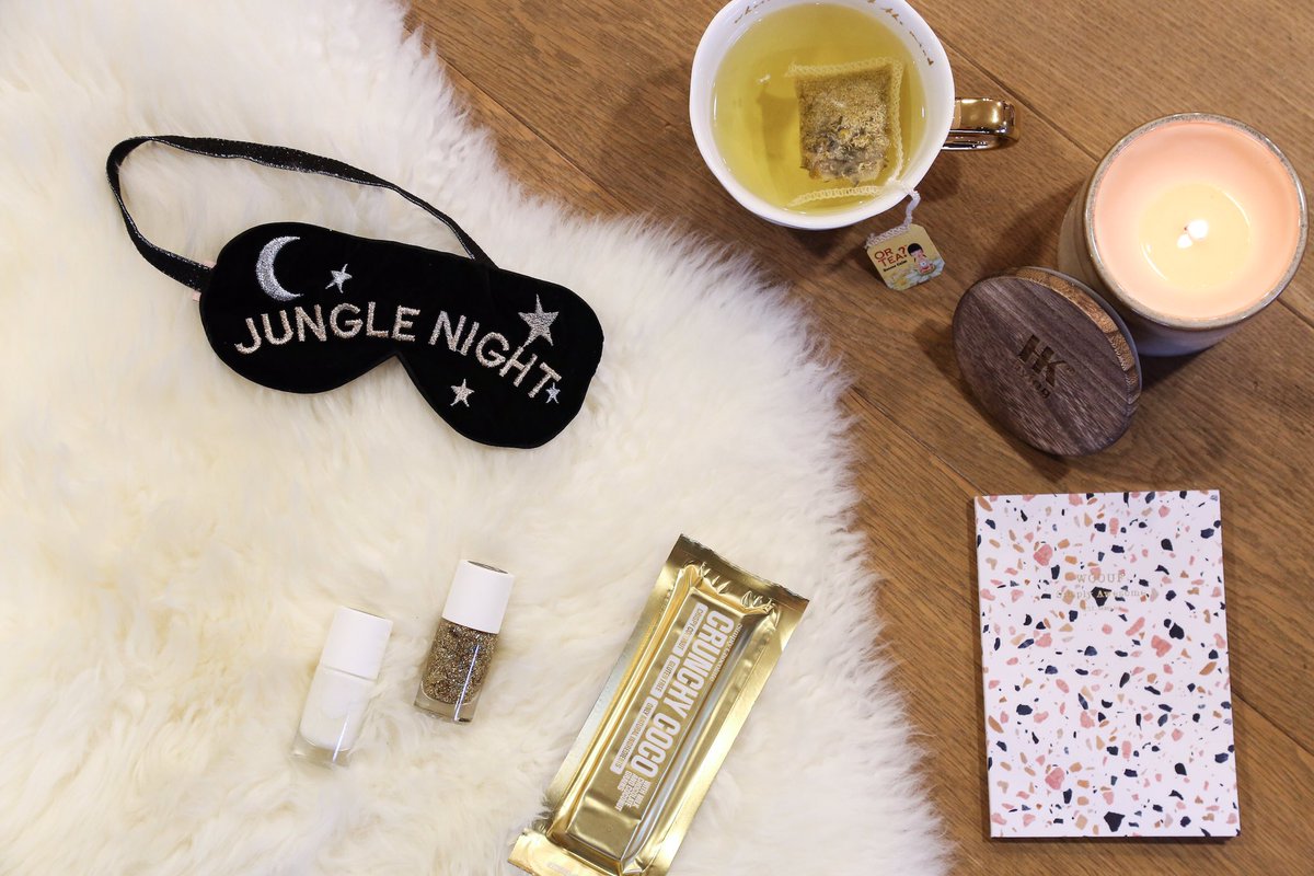 Let's beat the blues and stay in bed all day. Add some choc, some warm tea, lots of glitter and ju'll be just fine, we promise 💪 #Juttu #BlueMonday #EnjoyTheLittleThings