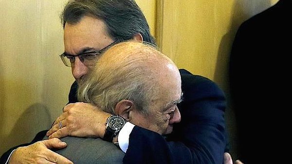 gsgfernando_m's tweet photo. Cuando la.corrupcion se abraza al independentismo #ObjetivoMas 
#vergueenza 
#Tabarnia https://t.co/1NAgRH5EQK