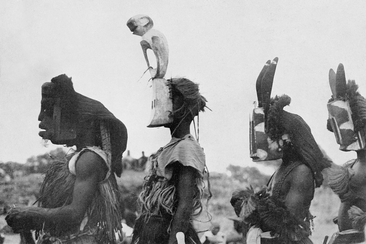 Critikat's tweet photo. [DVD/Blu-Ray] La sortie du coffret "Jean Rouch, un cinéma léger !" permet d'appréhender encore un peu plus le travail du cinéaste ethnologue https://t.co/psW94CXWmu https://t.co/NZK71TBpNJ