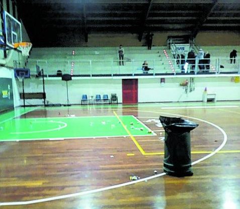 parallelecinico's tweet image. In un match giovanile Under 15, tensione tra genitori, offese agli arbitri e un bidone lanciato da un papà ospite mentre l'arbitro e le squadre stavano uscendo dal campo.
Cari genitori, i vostri figli non hanno bisogno di assistere alle vostre frustrazioni: STATEVENE A CASA.