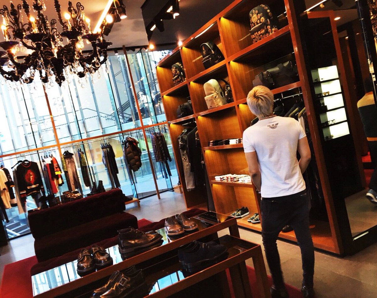 Dear Lovers Na Twitteri Gacktさんline更新 海外から名古屋に入ったが服がないことに気づき 服を探すがサイズがない うーん 困ったぁ T Co Klpfgiteru Gackt 日本帰国