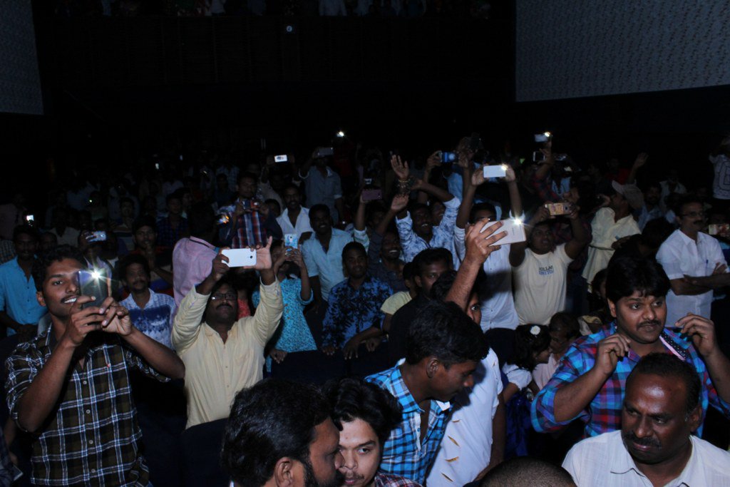 tamilstar's tweet photo. Actor #Suriya Interacts with fans at Rambha Theater, #Rajhamundry
#BlockbusterGang #ThaanaaSerndhaKootam #TSK #GangSuccessMeet #Gang @VigneshShivN @StudioGreen2 @kegvraja @SevenSri https://t.co/ANGujQxHLy
