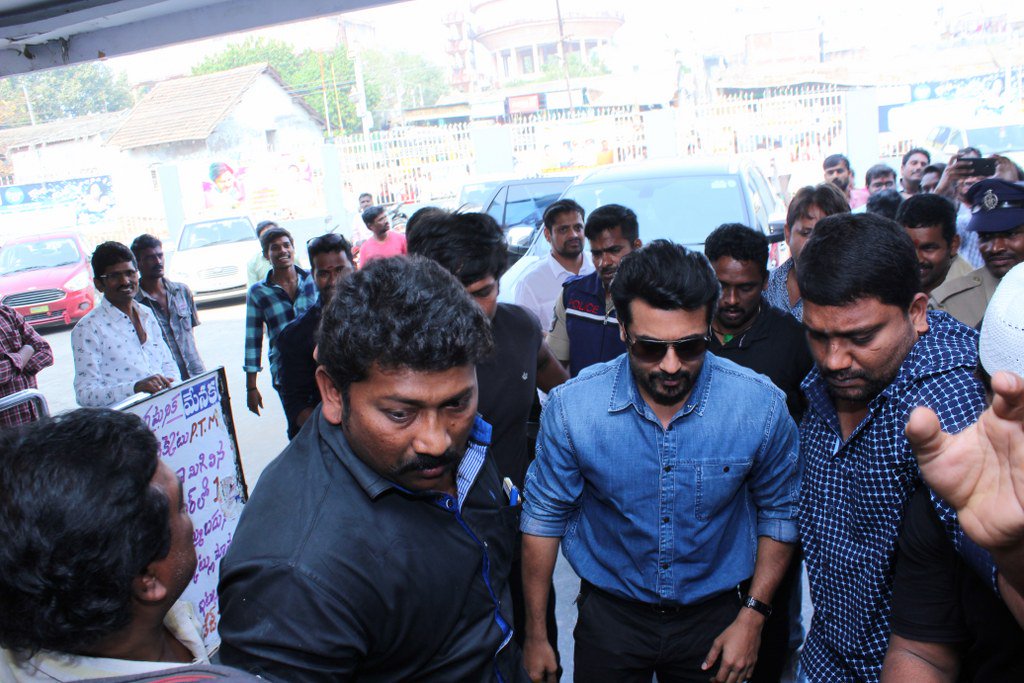 tamilstar's tweet photo. Actor #Suriya Interacts with fans at Rambha Theater, #Rajhamundry
#BlockbusterGang #ThaanaaSerndhaKootam #TSK #GangSuccessMeet #Gang @VigneshShivN @StudioGreen2 @kegvraja @SevenSri https://t.co/ANGujQxHLy